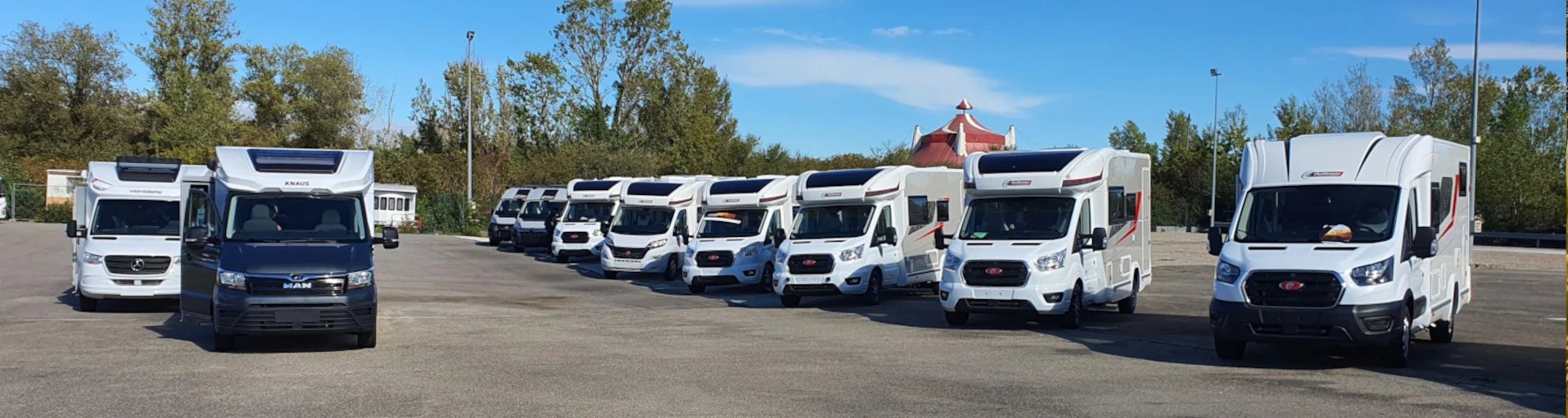 La concession avec une piste d'essai pour camping-car